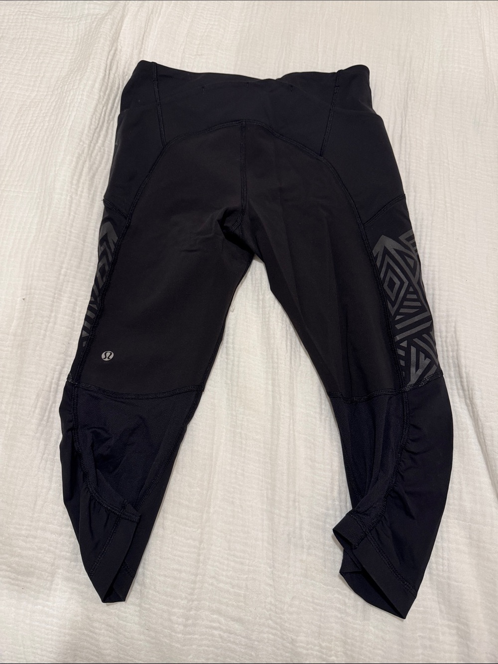 Lululemon cropped leggings size 6. Reflective design on leg and scrunch bottom.